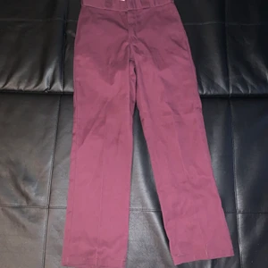 Dickies byxor - Vinröda dickiesbyxoe 874 original fit, size 30x32 nästan oanvända och inte alls slitna