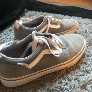 VANS  - helt oanvända nya vans, mocka med den vanliga vans loggan på sidorna.  Frakt kan diskuteras 