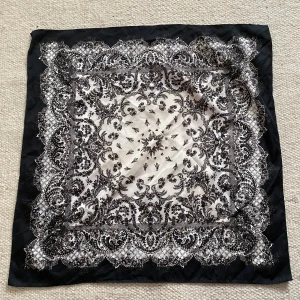 Bandana/huvudbonad - 25kr eller bud, frakt på 10kr tillkommer!