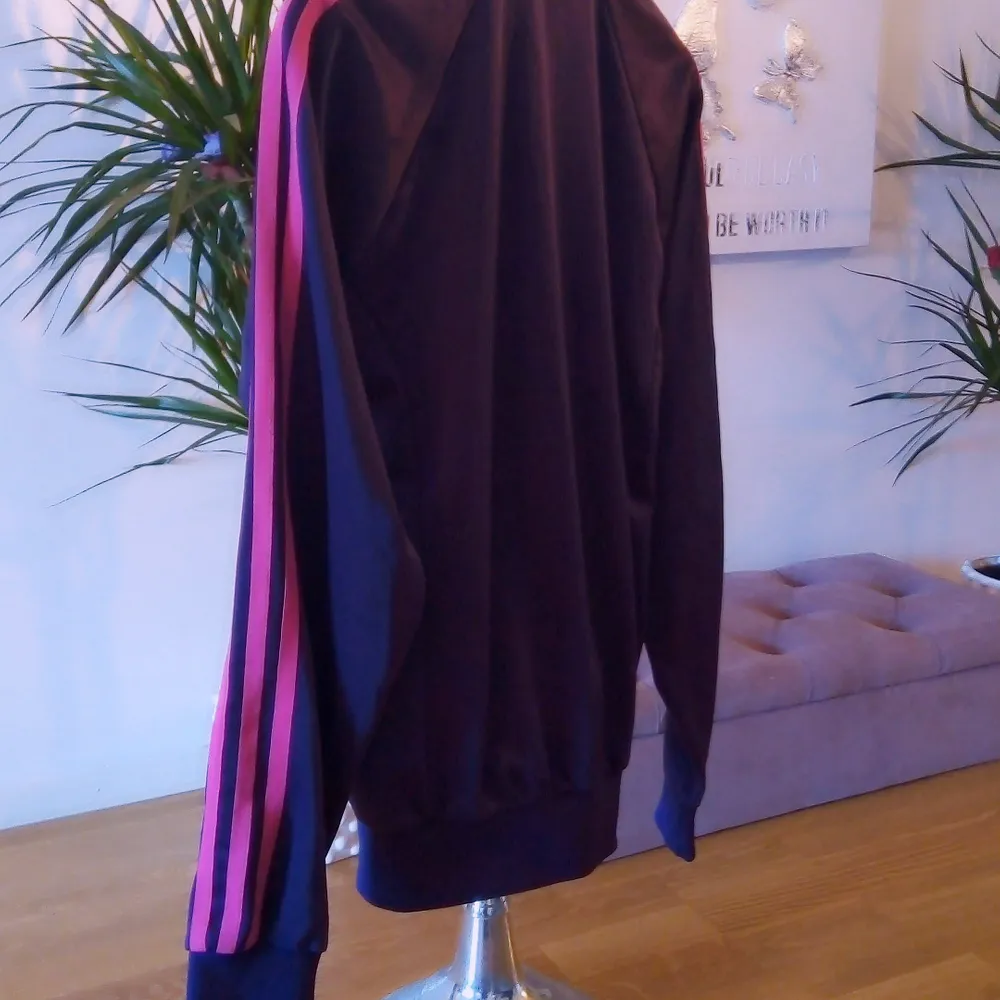 Superfin mörklila Adidas tröja, endast provad så den är helt i nyskick 👌 står storlek L men det är i barnstorlek så den passar för S, finns i Västerås 🌸🌸. Hoodies.