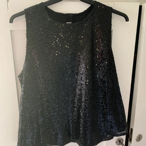 Festtopp glittrig - En superfin glittertopp som passar perfekt på fest. ✨ Har aldrig användt , därav är prislappen kvar. Köpte den för 429 och säljer för 100+frakt. Storleken är 16, men tycker det motsvarar XS/S