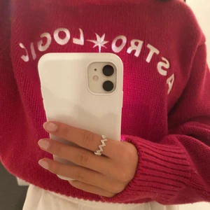 stickad tröja - säljer nu denna fina stickade tröja ifrån and other stories! kommer tyvärr inte till användning. stl m men jag är vanligtvis s och sitter väldigt fint oversized! frakt tillkommer på 66kr!🤍