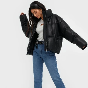 Jacka från Gina Tricot - En as snygg jacka från Gina Tricot. Köpt förra året men den är nästan aldrig använd. Orginal priset är 799kr säljer den nu för 400 då den är i väldigt bra skick. Det är en varm vinter jacka. Har den i storlek M för att få en oversized look jag är vanligt vis en S så den passar många storlekar