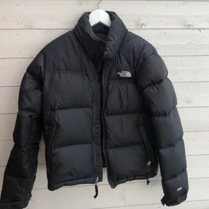 The North Face jacka  - Säljer min North face jacka som köptes för 2 vintrar sen på Jackie för 2800kr. Fint skick, inga defekter. Som helt ny! Jackan är stor i storleken. 