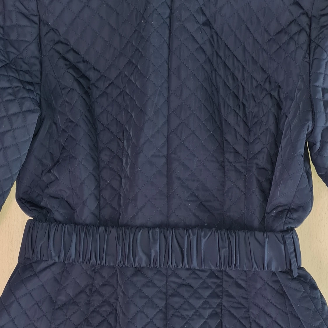 Svart jacka med gulddetaljer  - 91