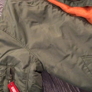 Kaki bomber jacka  - Säljer en oanvänd bomber jacka 