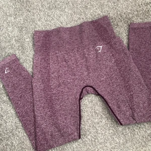 Gymshark Vital seamless XS - Säljer dessa superfina gymshark tights i nyskick, stl XS men väldigt stretchiga. Köpta för 1 år sen men har aldrig kommit till användning. Kan bjuda på frakten vid smidig affär❤️