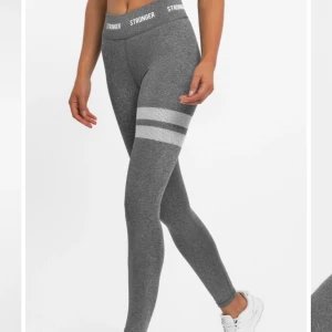 Stronger tights ST S/XS - Jätte fina stronger tights som typ aldrig är använda! Dom har ett jätte litet hål vid midjan som man knappt ser. Vet ej orsakern till det eftersom dem var så när jag fick dom. Men annars sjukt snygga och bekväma. Original priset är 700kr men jag säljer dem för 200kr💕
