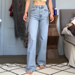 Full length jeans från Zara - Säljer mina favvo jeans från Zara då jag vill ha ett andra par jeans, dem är nästan helt nya men använda ett par gånger💓 dem var väldigt långa från början men har klippt dem ungefär 1 cm men man ser ingen skillnad💓