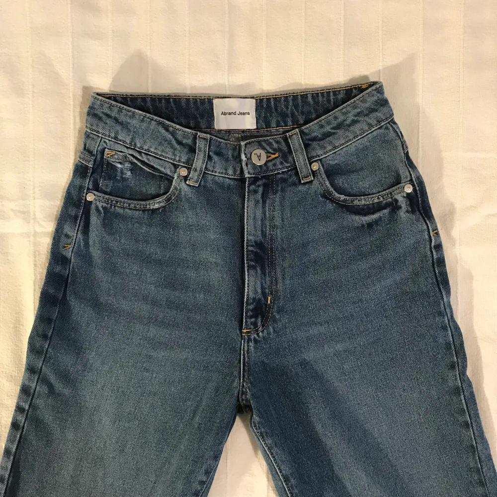 Jeans från Abrand i storleken 25💙 Endast testade, inte min stil på jeans. Frakt 44kr💌. Jeans & Byxor.