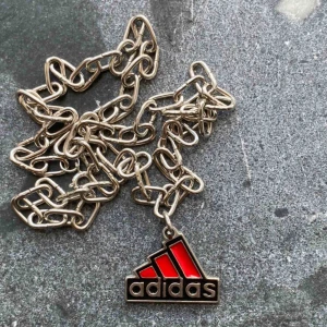  - As coolt adidas halsband! Frakten är inkluderad