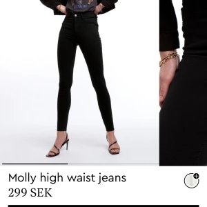Svarta jeans  - Svarta fina tajta jeans från Gina💖😚använt ett par gånger men fortfarande bra skick. Storleken är xs men skulle mer säga xxs eller mindre🤭 frakten är inräknad i priset!