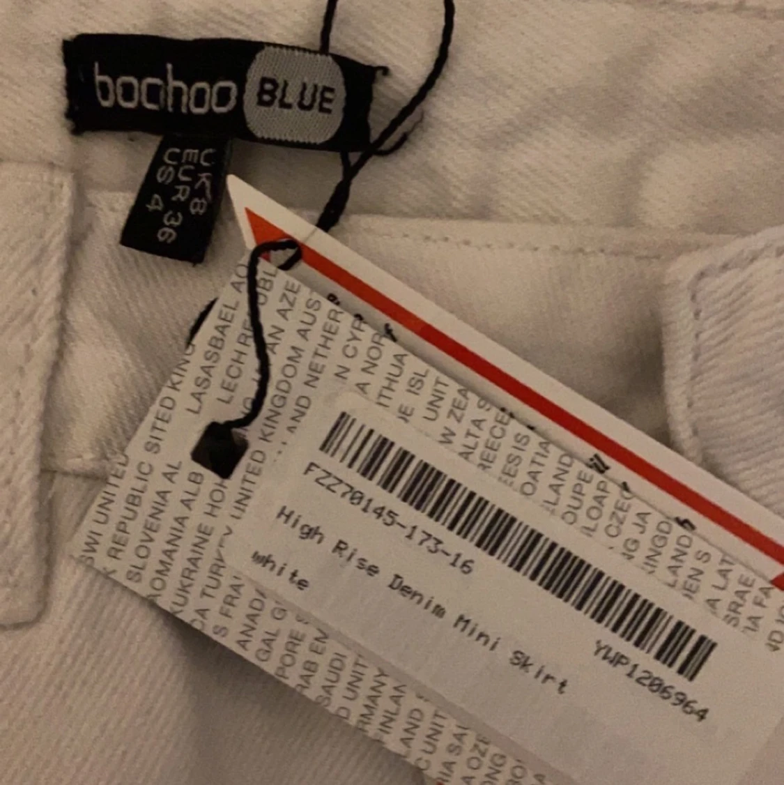 Vit jeanskjol från boohoo. - 91