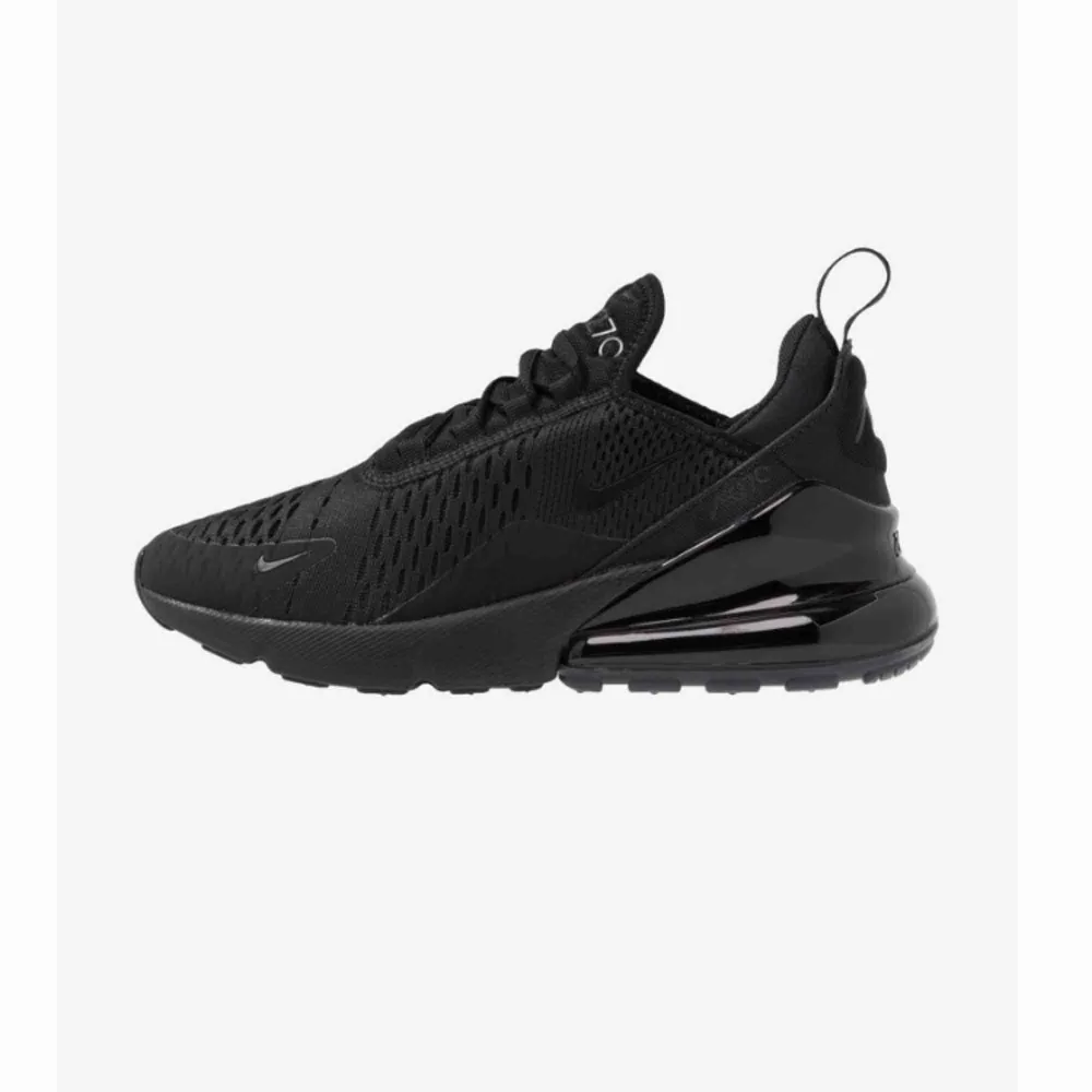 Helsvarta Nike air max 270 dam, mycket sparsamt använda ca 3-4 gånger. Inga slitningar eller fläckar, dem är som nya! Inköpta för ca 1500kr. . Skor.