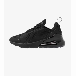  - Helsvarta Nike air max 270 dam, mycket sparsamt använda ca 3-4 gånger. Inga slitningar eller fläckar, dem är som nya! Inköpta för ca 1500kr. 