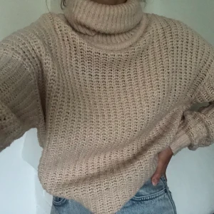 Stickad tröja - Säljer denna supersöt stickade tröja💓 Kan mötas i Sthlm annars står köparen för frakt🌸