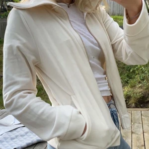 Lindex mjuk kofta  - Mjukaste koftan någonsin! från Lindex använd 1 gång. Fraktkostnad tillkommer och betalas av köparen. 