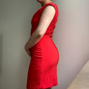 RÖD KLÄNNING - Otroligt fin cocktail-klänning som tyvärr blivit i minsta laget för mig:( visas på en S/M, storlek i plagget är 36🌹 Med lyxigt veckade detaljer framtill, dragkedja och knapp bak.