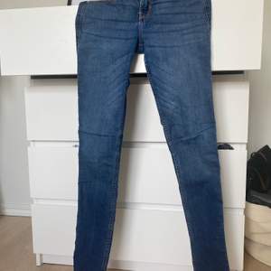Säljer dessa lågmidjade skinny jeans från hollister! 50kr+frakt då jag bara vill bli av med dem! 