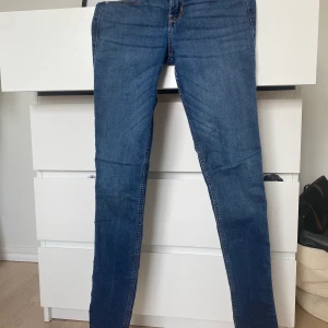 Hollister jeans - Säljer dessa lågmidjade skinny jeans från hollister! 50kr+frakt då jag bara vill bli av med dem! 