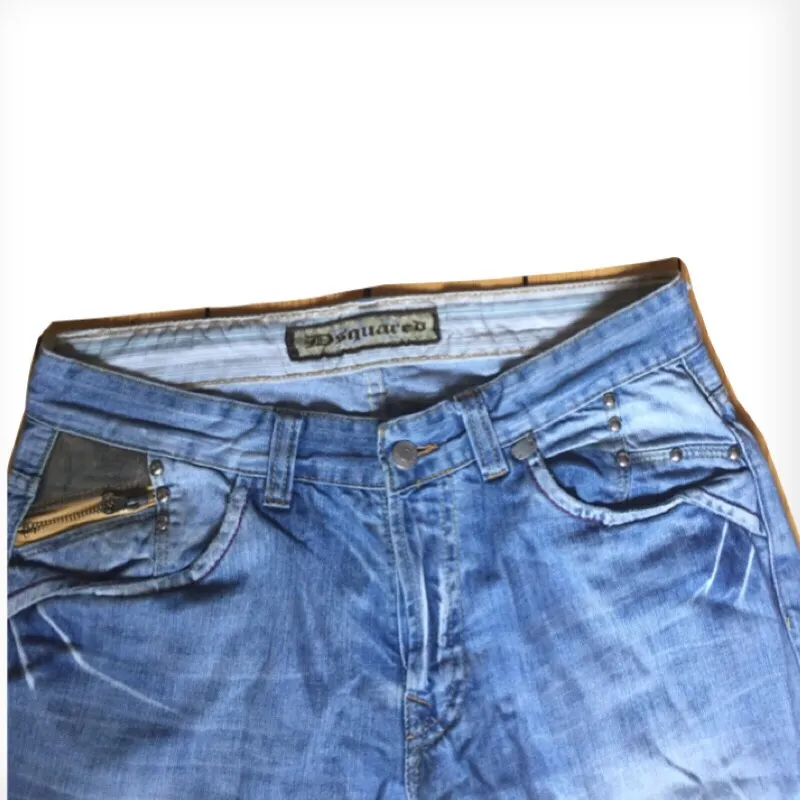 Ett par fina vintage jeans från Dsquared2. Buda vad ni tycker är ett passande pris. Postar över hela Sverige där köparen står för frakt. Tar betalningar via Swish. . Jeans & Byxor.