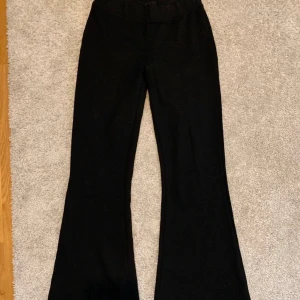 Bootcut mjukis - Säljer ett par mysiga bootcut byxor köpta från gina (kortare modellen). Säljes pga fel storlek då de är lite för korta för mig som är 170cm. Kan mötas upp i Malmö annars står köpare för frakt💖