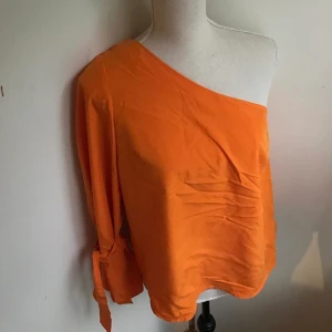 One shoulder tröja  - Verkligen superfin tröja!! Hade gärna behållt den om jag hade passat i orange haha. 🥰🥰 pris kan alltid diskuteras 