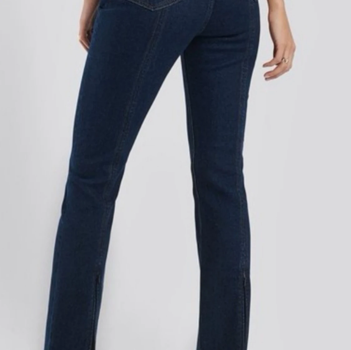 Blå jeans med slits, storlek 34 - 90