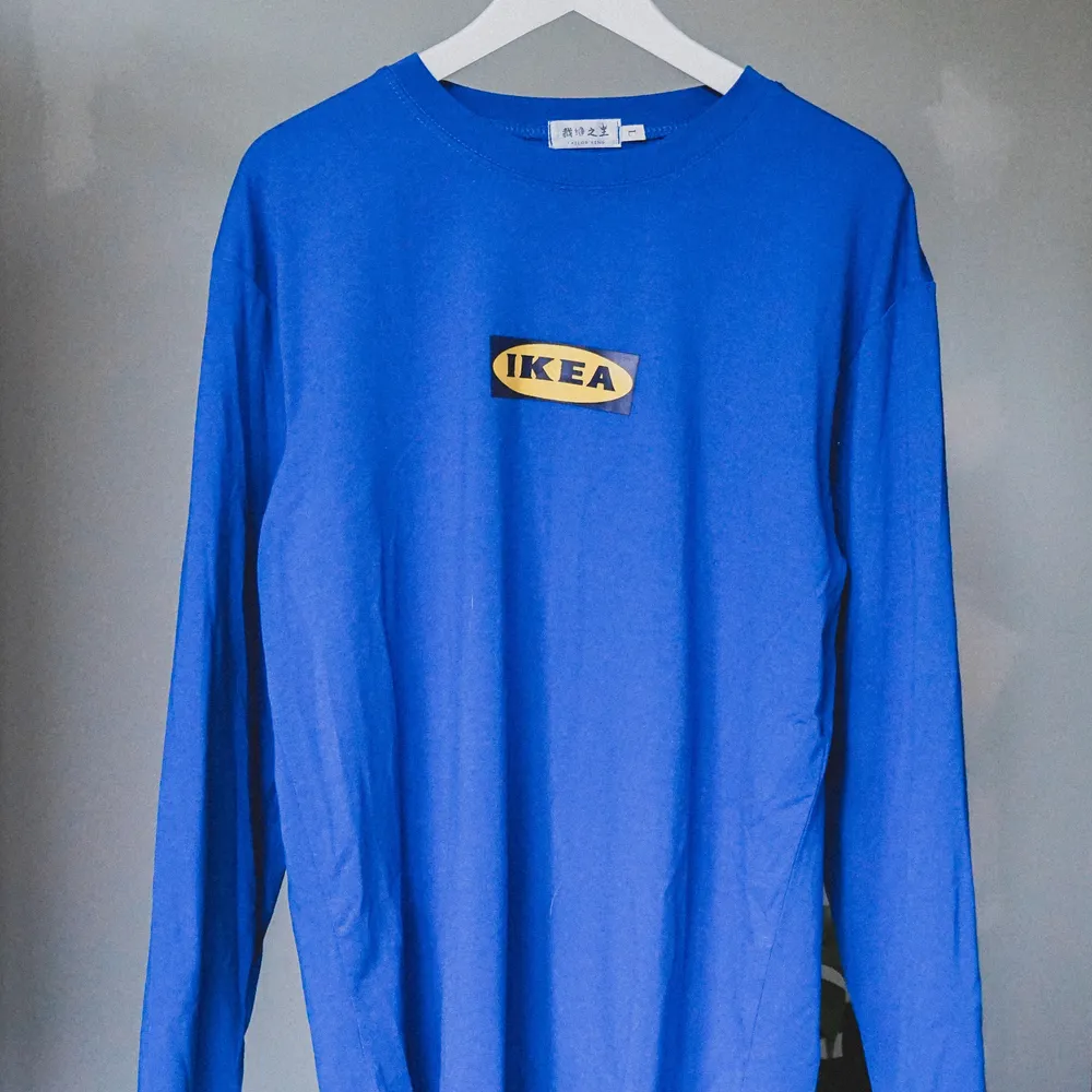 Långärmad tröja med Ikea print. Asball och riktigt rolig att bära på ett besök till varuhuset. Använder den tyvärr inte så ofta längre och söker den därför.. T-shirts.