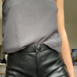 Skinbyxor - Säljer ett par jättefina läderbyxor💛