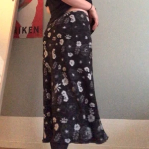 2sidig kjol - Gullig kjol som går att vända ut och in! I bra skick. Möts upp i Sthlm eller fraktar mot fraktkostnad:)