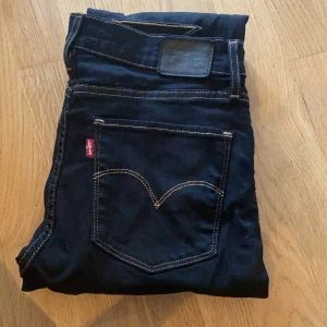 Levis 724 High rise straight - Kom med bud! Avklippta, lite använda Levis-jeans. Mkt stretch. Bjuder på frakten.