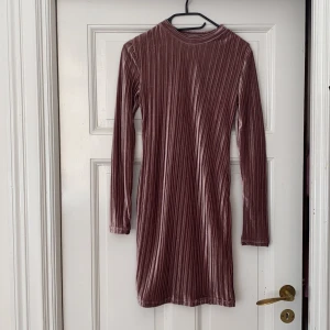 Rosa klänning - Velourklänning i strl S