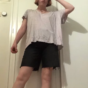 Rosa T-shirt - En rosa T-shirt i XL med svarta små prickar. 