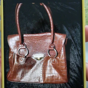 Väska - Inget djur material! Super fint skick då den knappt e använd. 