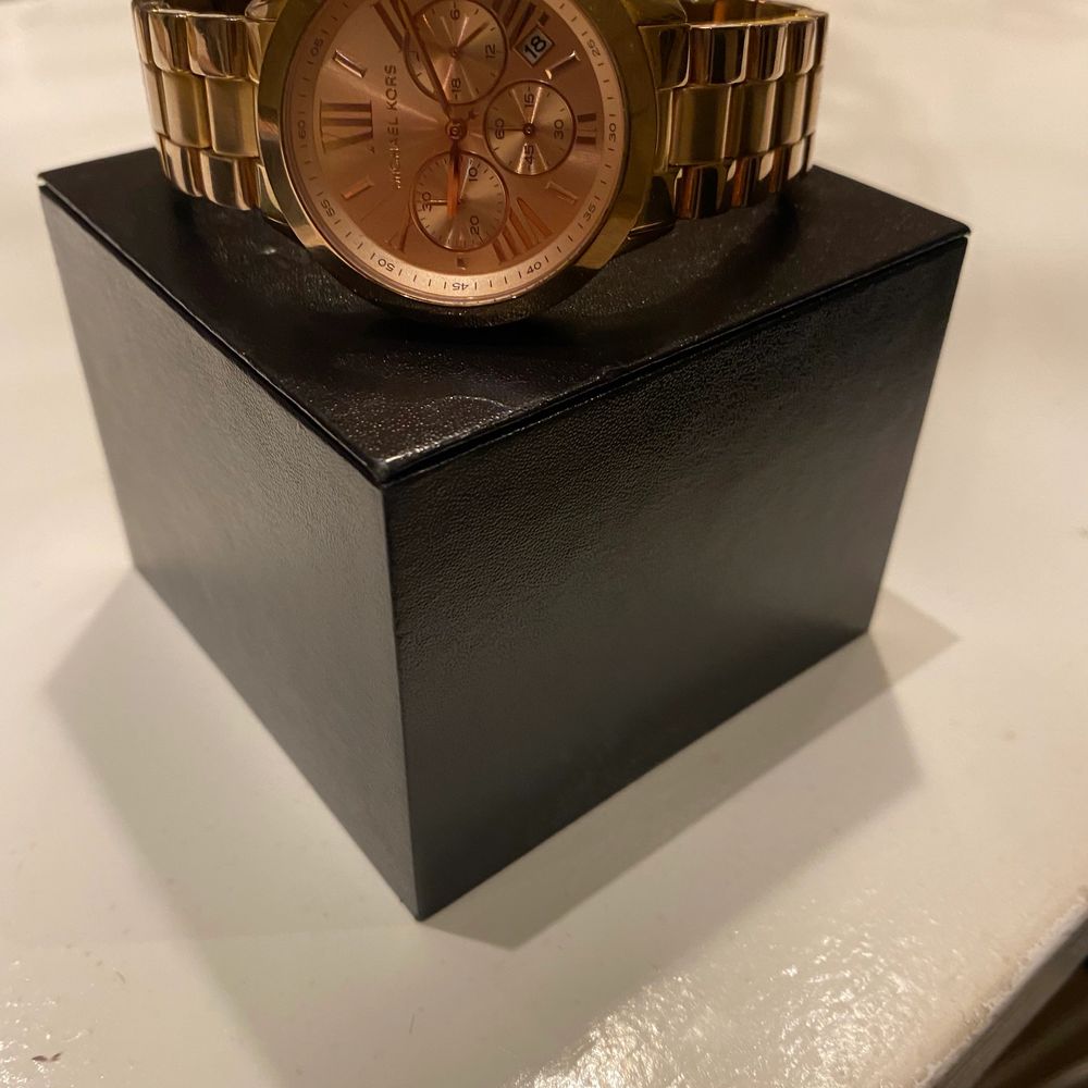 Michael Kors klocka i modell MK5799. Fint skick, men en ytterst liten flisa av på sidan av glaset. Helt nytt batteri! Justerad länk, men avtagen bit ingår vilket gör det möjligt att justera den till önskad längd. Frakt tillkommer. . Accessoarer.