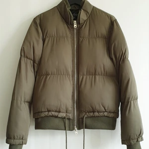 NYSKICK Topshop Carter Puffer Jacket - Khaki/olivgrön pufferjacka från Topshop i storlek 38/UK 10. Endast buren en gång så den är i skick som ny. Dolda lodräta fickor med öppningarna längsmed sidorna. Nypris 849 kr. Katt har funnits i hemmet 🐱 Pris kan diskuteras, PM för frakt!