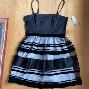 Klänning retro vintage 50-tal ginatricot - Snygg svartvit klänning från ginatricot. Strl 40. Helt ny! Dragkedja bak. Siden, sammet o nätdetaljer. Frakten bjuder jag på