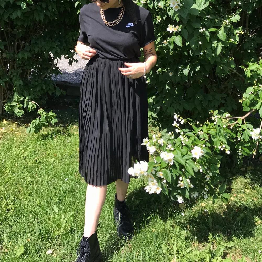 Plisserad svart kjol från NA-KD som tyvärr knappt blivit använd då jag inte tycker den passar min kroppsform. Fraktar mot kostnad 🍓. Kjolar.