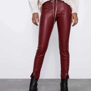 Röda skinnbyxor från Zara  - Supersnygga byxor i fake skinn från Zara. Använda ca 3 ggr och är i jättefint skick. Storlek S, men funkar på en xs också. Köparen står för frakt.