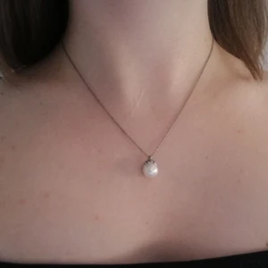 Pärlhalsband - Oanvänt pärlhalsband, frakt ingår i priset. 