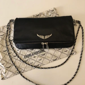 Rock bag - Svart skin Zadig Voltaire kedjeväska i nyskick. Ordinariepris: 3200kr. Köparen står för frakten!💗