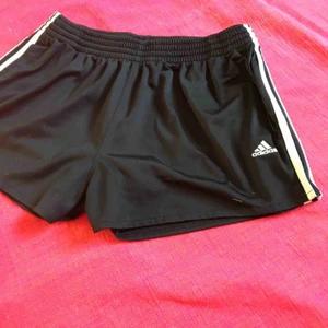  - Vintage svarta shorts i kortare modell med de klassiska 3 stripsen på sidorna. Köpta på beyond retro förra året och mkt lite använda av mig, så i gott skick. 