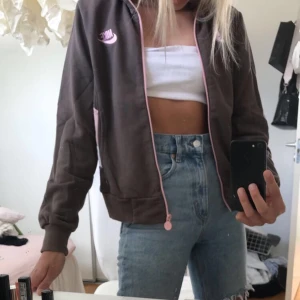 Kofta - Säljer denna sjukt coola vintage koftan från nike. I strl M. Buda gärna i kommentarerna från 150 kr.