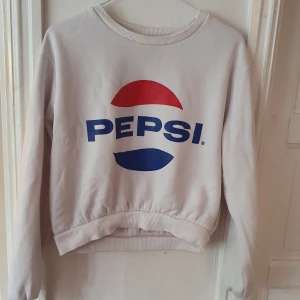 Sweatshirt pepsi - Vit sweatshirt med pepsiloggan fram och bak. Slutar ungefär vid naveln ⭐ Storlek M men ganska liten i storleken. Från H&M i bra skick. Muddar på ärmarna och vid midjan ⭐ Säljs då den inte amvänds längre. Kontakta vid frågor/intresse 💜 frakt inräknad