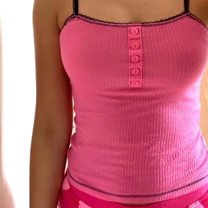 Linne - Jättesött linne! Skulle säga att det är en S, men då materialet är stretchigt och banden är justerbara skulle den även kunna passa både XS och M.