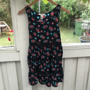 Klänning från forever21💛 - Kort klänning eller längre topp från forever21. Fint blommigt mönster. Om man vill ha den som klänning passar den nån som är 155cm 💛 pris: 60kr + eventuell frakt