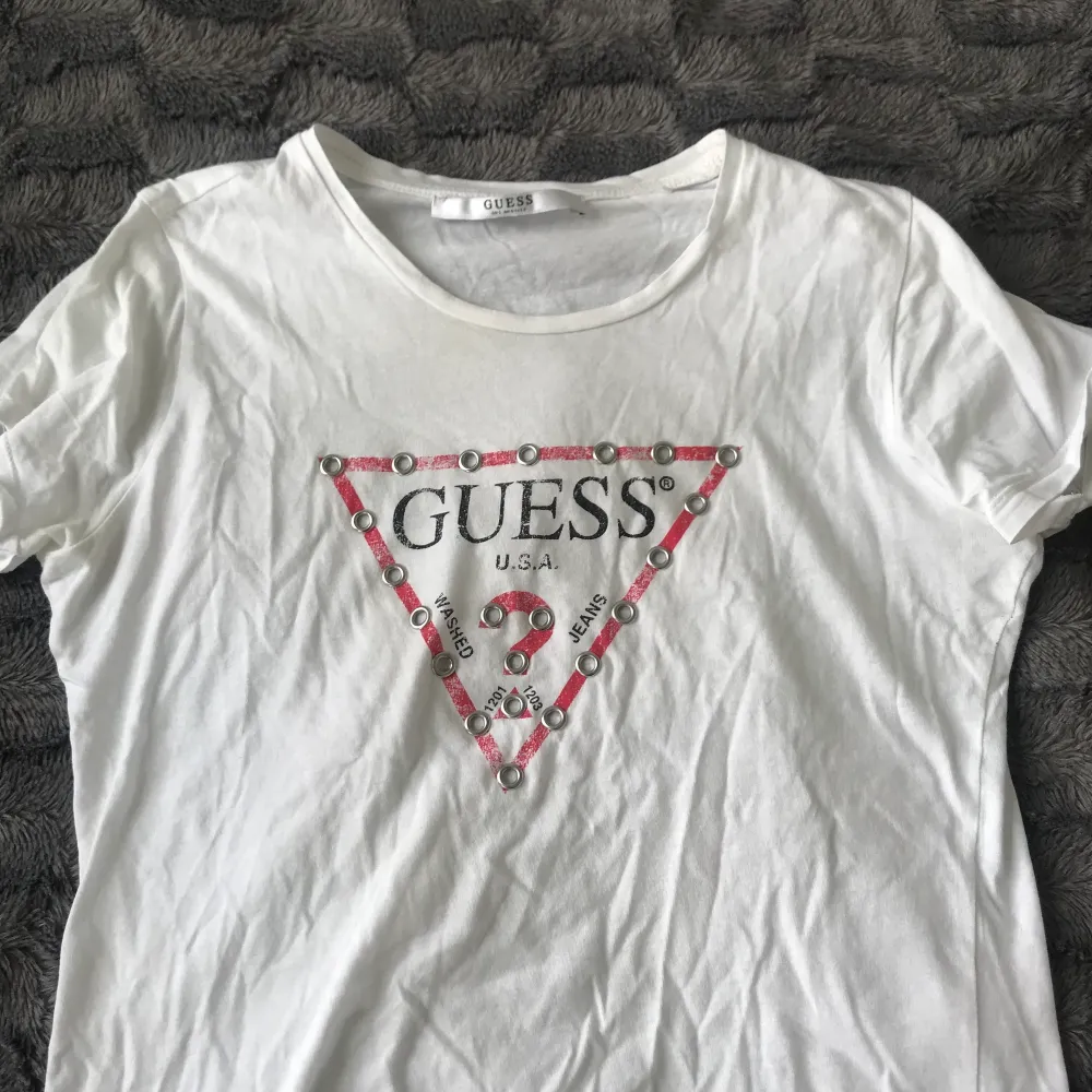Ball t-shirt från guess med tryck. Storlek S. Lite skrynklig på bild men det är bara att stryka. Säljer för 200 kr. . T-paidat.