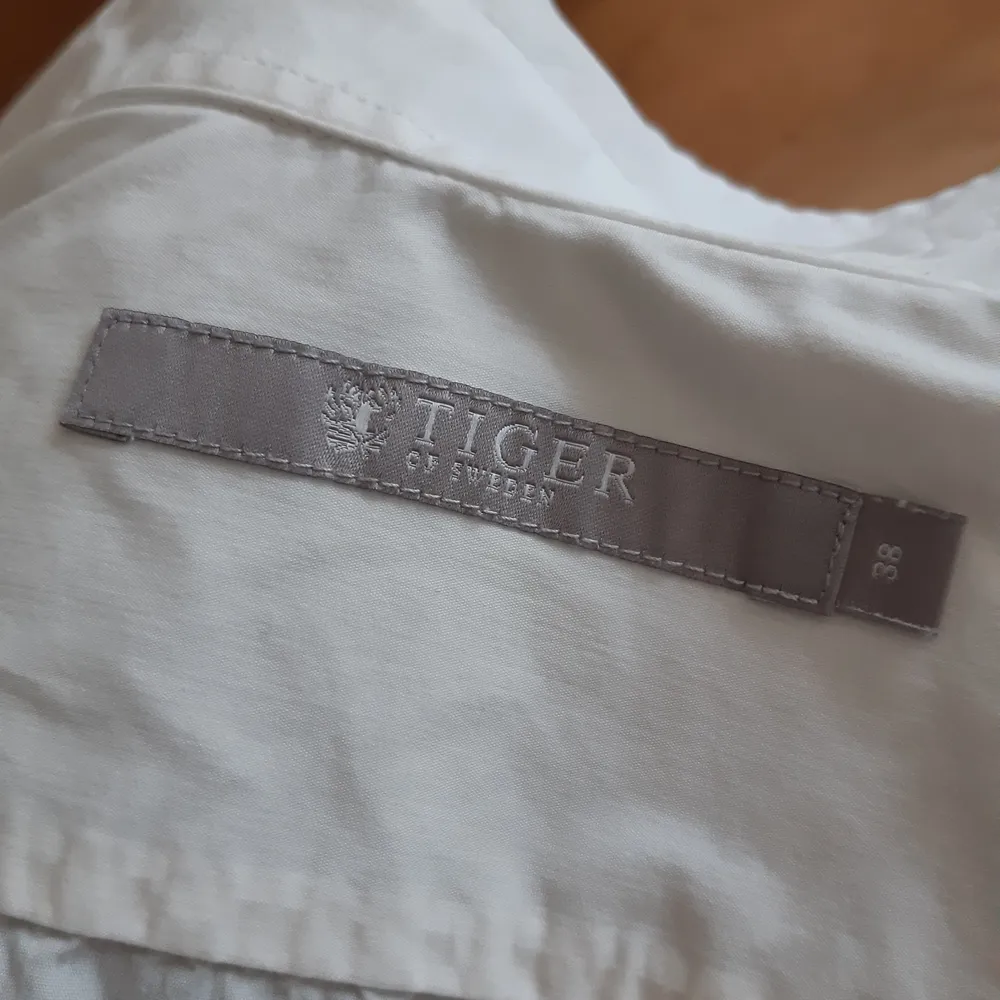 Jätte skön skjorta från Tiger of Sweden i strl 38 använd endast ett fåtal gånger därför tänkte jag att den skulle få ett nytt hem nypris ca 1100 mitt pris 500 kr (kan mötas upp i Stockholm/ köparen står för frakten). Skjortor.