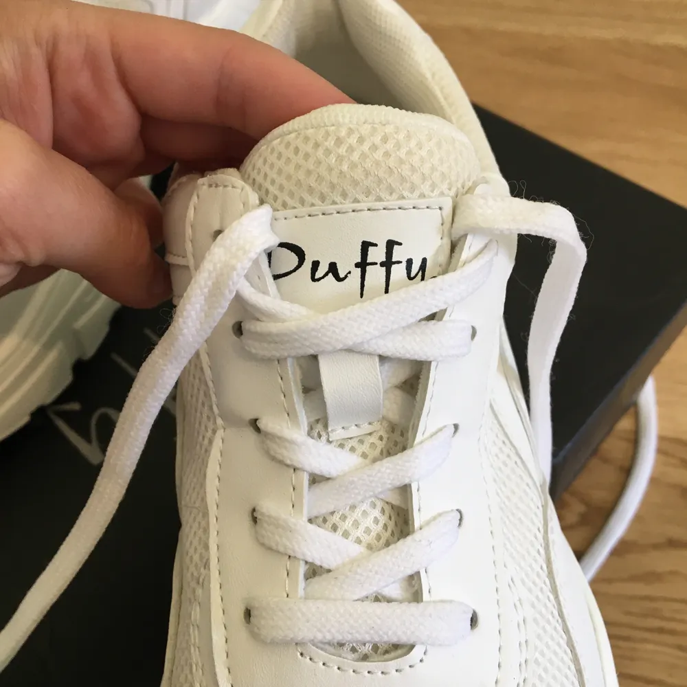 Vita chunky sneakers från märket Duffy, köpta på Nilson Shoes för 550 kr. Har endast använt en gång så de är i nyskick, och säljer pga att de är för stora. De är köpta med svart-vitrandiga skosnören men har själv bytt till helvita. Skor.
